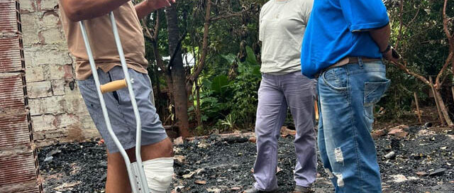 Puerto Esperanza: el municipio asiste a un vecino que perdió su vivienda en un incendio