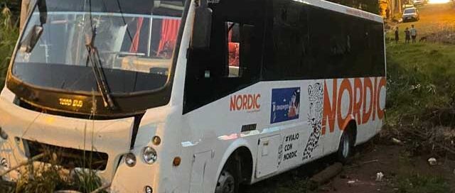 Iguazú: un ómnibus perdió el control por una presunta falla en los frenos y el conductor fue trasladado al hospital