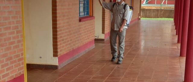 Concepción de la Sierra realiza tareas de fumigación en escuelas antes del inicio de clases