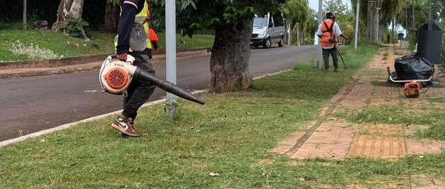 Puerto Iguazú: realizan tareas de mantenimiento y corte de pasto en la Costanera Juan Tito Motta