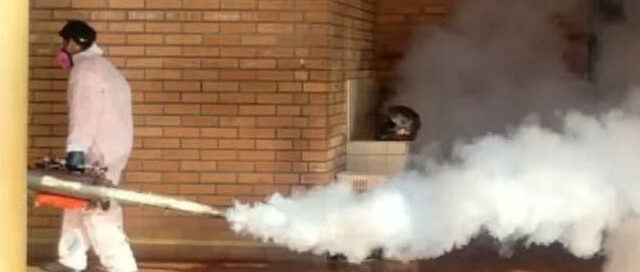 Montecarlo: avanzan las tareas de fumigación en escuelas antes del inicio de clases