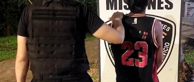 Posadas: lo detectaron oculto entre arbustos y el 911 permitió su detención cuando merodeaba viviendas