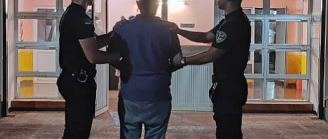 Puerto Rico: detuvieron a un hombre y recuperaron estructuras de hierro robadas de un taller municipal