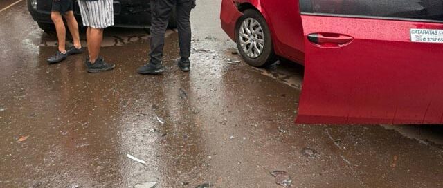 Colisión entre dos vehículos en una intersección céntrica de Puerto Iguazú