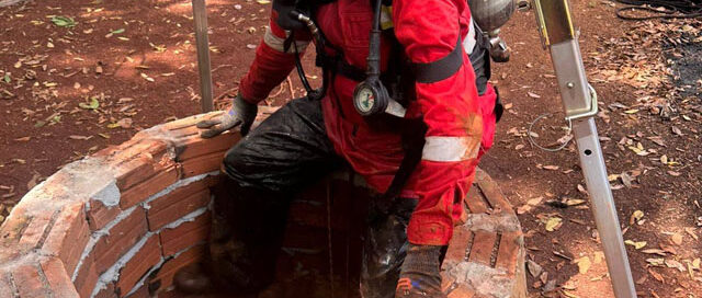 Bomberos rescataron a un perro que cayó en un pozo de 15 metros en la zona de las 2000 Hectáreas