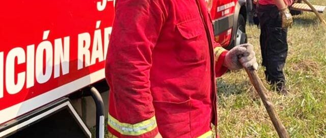 Incendio de grandes proporciones en Posadas moviliza a bomberos y apoyo aéreo sobre la Ruta Nacional 12