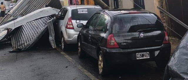 Posadas: ráfagas de viento provocaron caída de árboles, cables y daños materiales