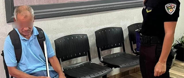 Campo Ramón: policías asistieron a un adulto mayor desorientado y lo trasladaron hasta su casa