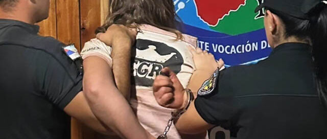 Pozo Azul: detuvieron a una mujer que agredía a sus hijas tras un pedido de ayuda por WhatsApp