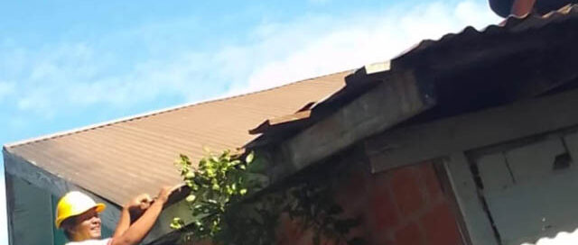 Wanda: asistieron a una familia con la reparación del techo de su vivienda tras las tormentas