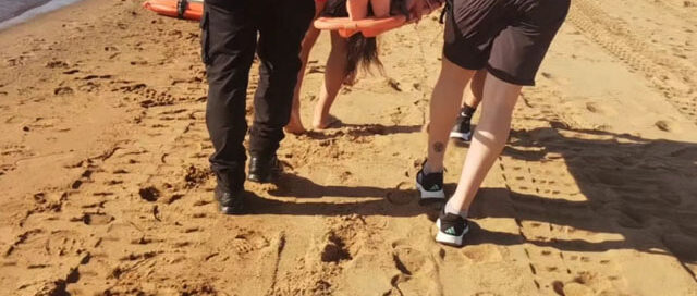 Rápida intervención en El Brete: asistieron y trasladaron de urgencia a una mujer que se descompensó en la playa