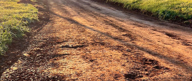 Puerto Esperanza avanza con obras de mejora vial en el barrio Industrial