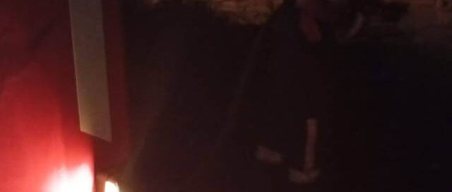 Puerto Iguazú: bomberos intervinieron por quema de basura que ponía en riesgo un tendido eléctrico