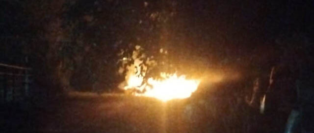 Puerto Iguazú: bomberos sofocaron un incendio de pastizal con riesgo para viviendas