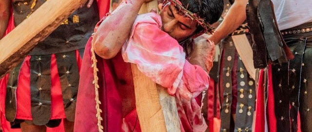 Jardín América: el Vía Crucis de la Selva convocó a vecinos y turistas en los Saltos del Tabay