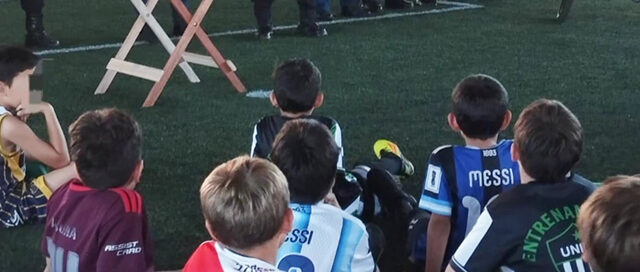 La Policía llevó educación vial a una cancha de fútbol en Aristóbulo del Valle