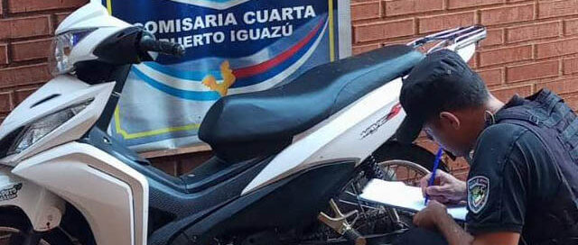 Puerto Iguazú: chocó, huyó y abandonó una motocicleta robada en el lugar