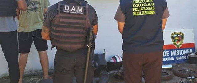 Posadas: detuvieron a un joven por un robo a punta de cuchillo y recuperaron partes de la moto